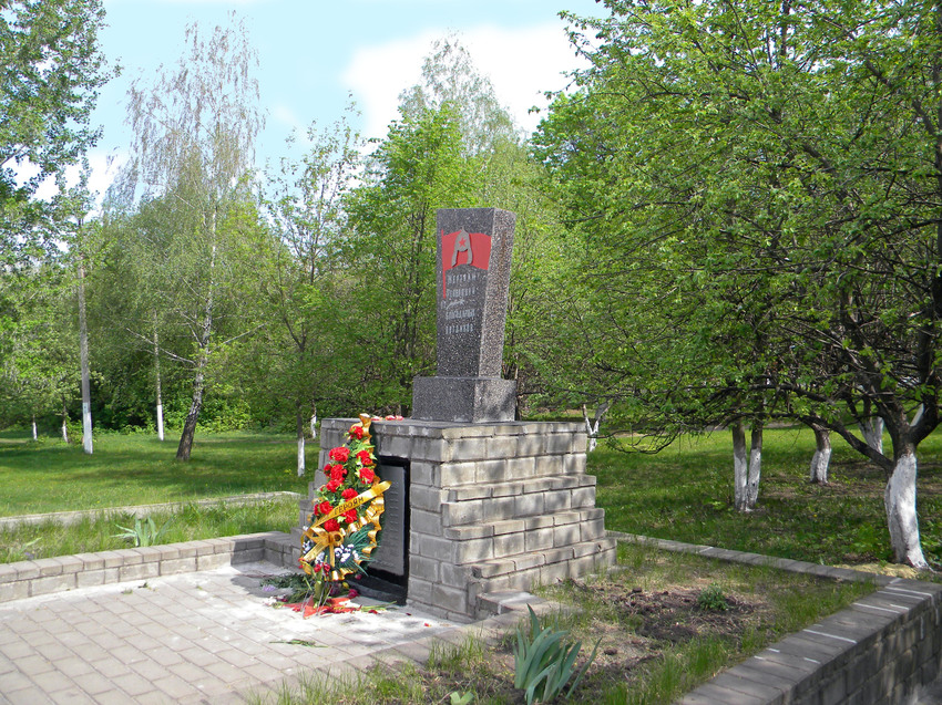 Памятник жертвам революции в селе Федосеевка