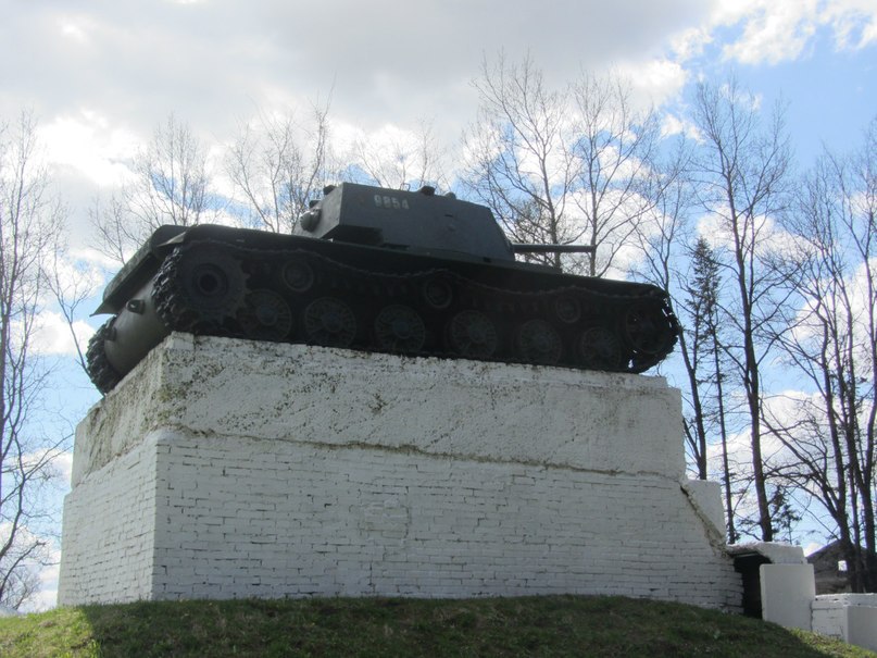 Ропша, танк в память о ВОВ, другой ракурс