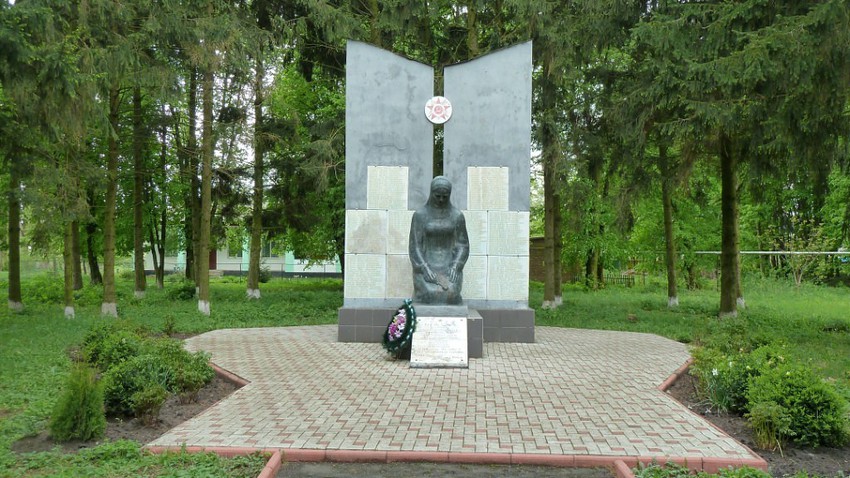 Памятник погибшим в Великой Отечественной войне в Маркушах