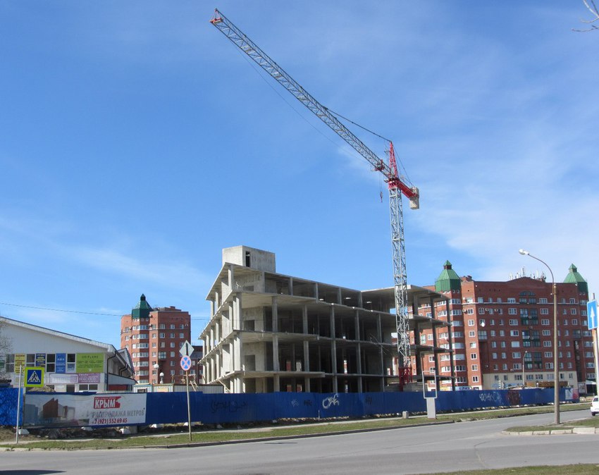Идёт строительство  напроспекте Героев