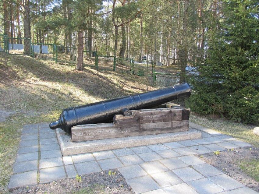 Экспонаты около Музея Славы