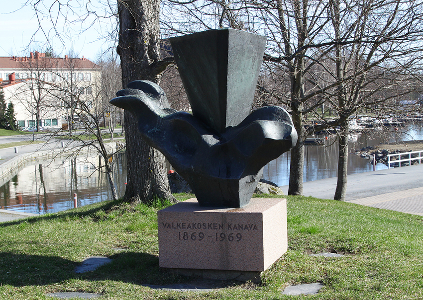 Памятник в парке