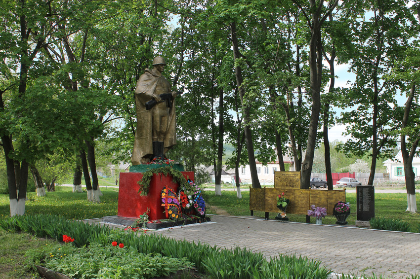 Братская могила 75 советских воинов