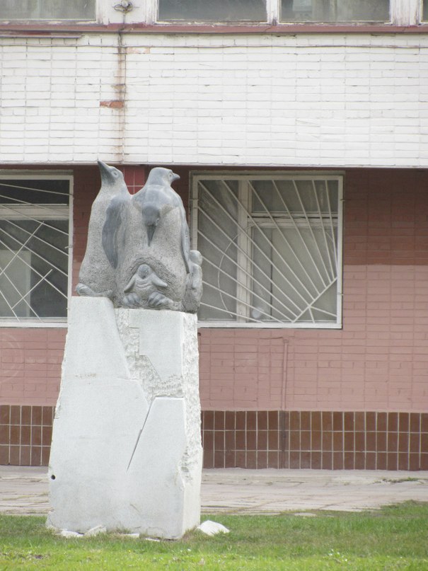 Скульптура около Полярной Академии, пингвины