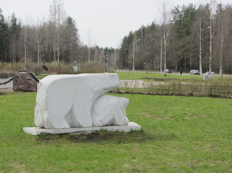 Скульптура около Полярной Академии
