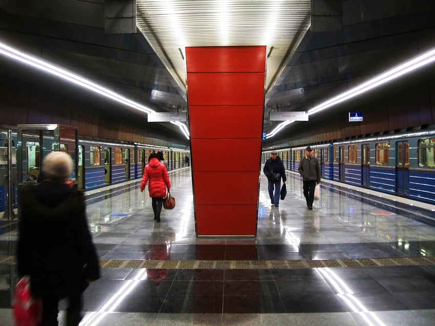 Поезда метро на станции Жулебино.