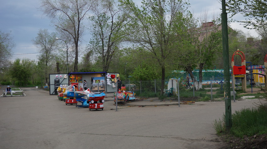 Детская площадка в парке.