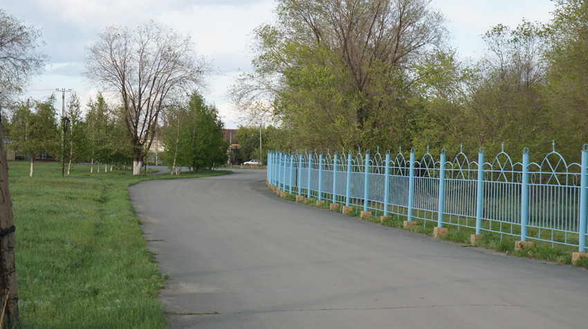 Пешеходная дорожка к церкви...