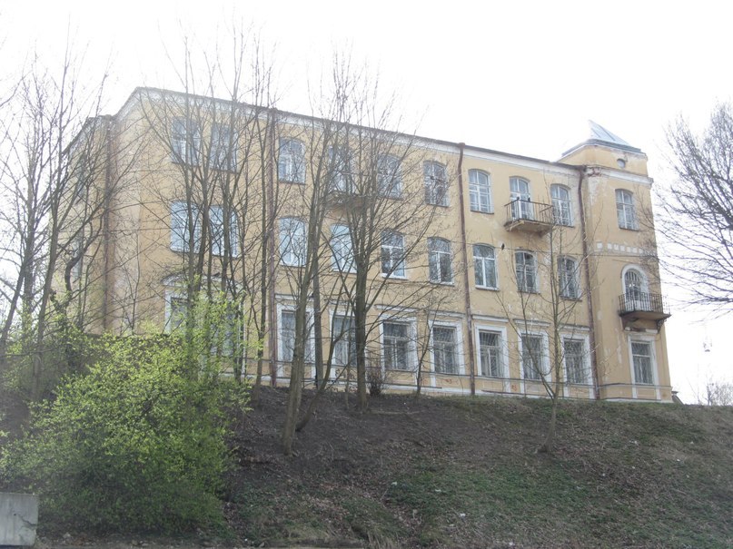 Еленинская улица, Ломоносов