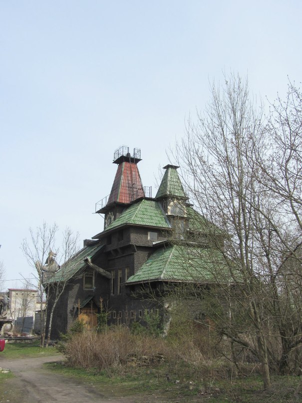 Дом Дракона улица Дегтярева, Ломоносов, другой ракурс