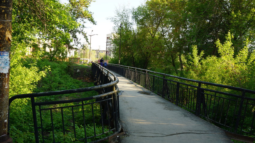 Пешеходный мост через елшанку.