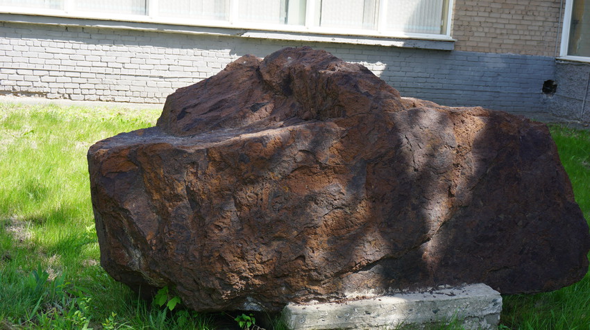 Памятник при институте.