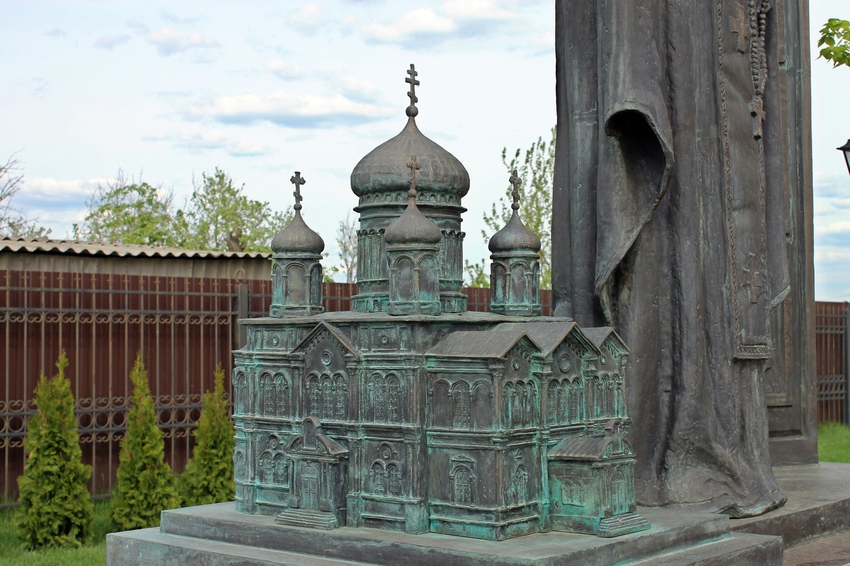 Памятник преподобному Серафиму Саровскому