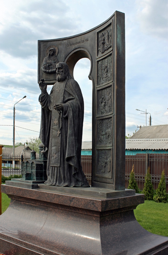 Памятник преподобному Серафиму Саровскому на территории храма Серафима Саровского