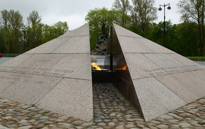 Памятник военным морякам