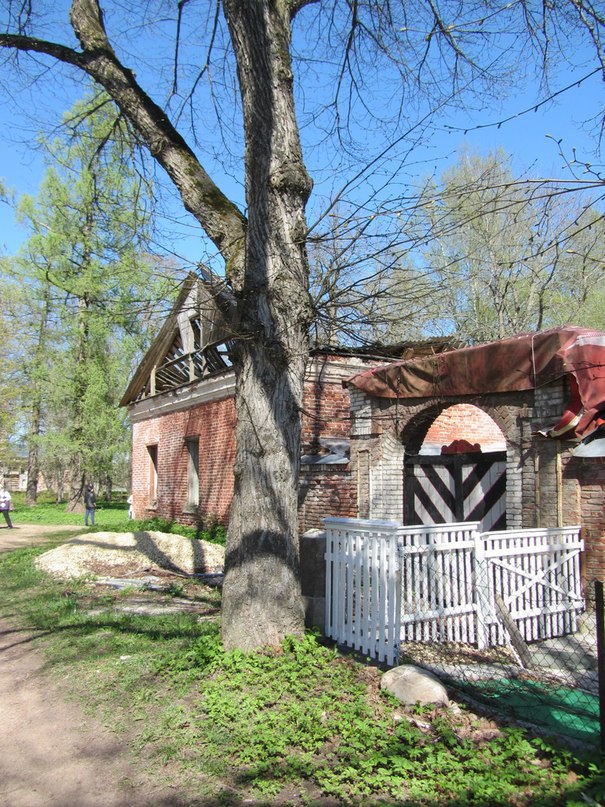 Усадебные постройки на  реке Вруде в  Редкино