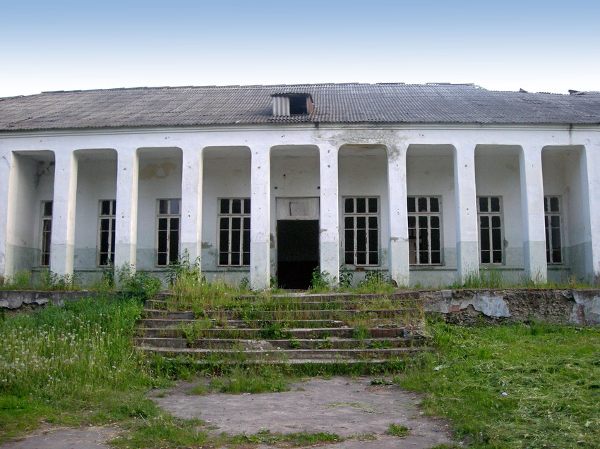 Здание заброшенного клуба в селе Кошлаково
