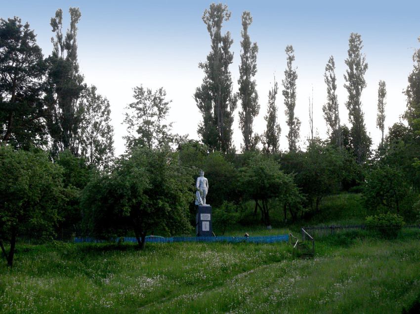 Братская могила 97 советских воинов