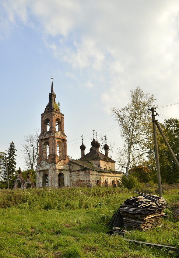 Церковь в честь Св. Троицы с приделами Иоанна Предтечи и преподобного Сергия в селе Красное-Сумароковых.