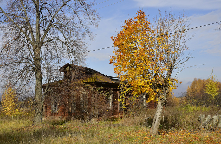 Заброшенный дом напротив Богоявленского храма села Ковалёво.