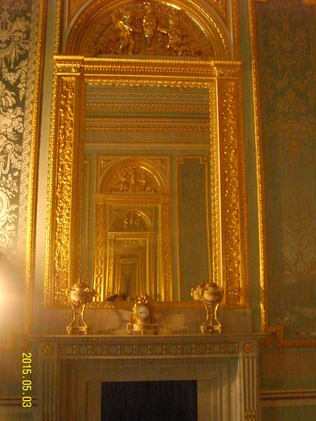 Отражение в симметричных зеркалах Парадной Опочивальни Гатчинского дворца
