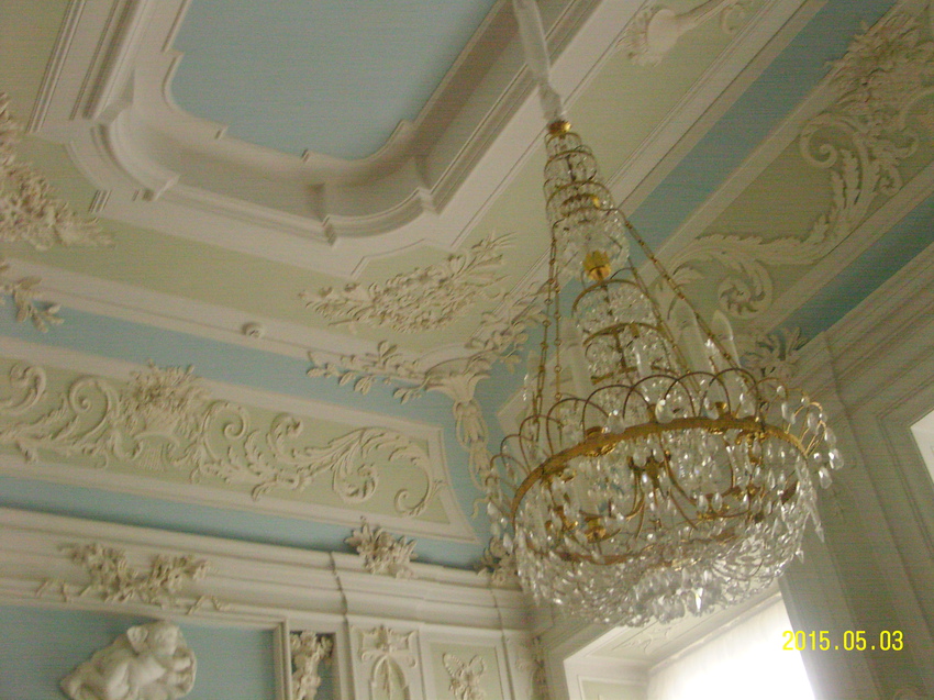Потолок и люстра в Туалетной комнате Гатчинского дворца