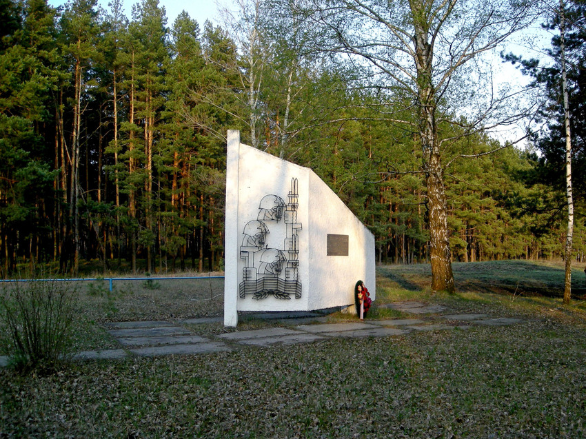 Мемориальный комплекс на окраине села  Ржавец