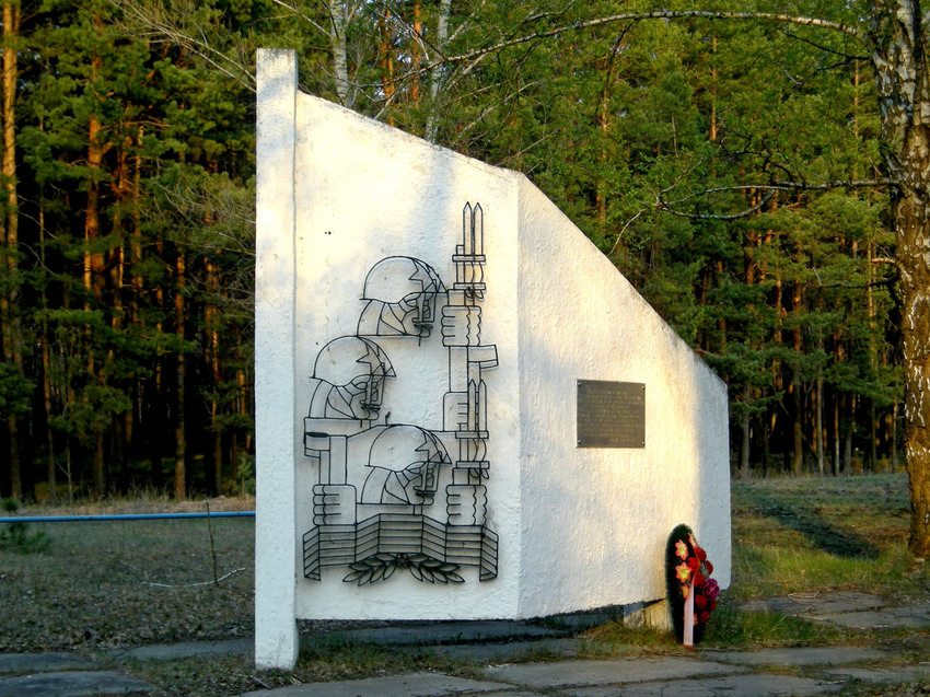 Мемориальный комплекс на окраине села  Ржавец