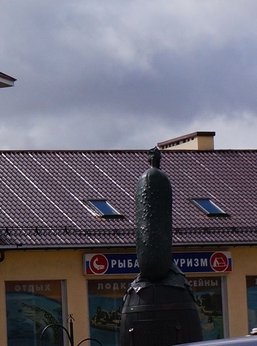 Памятник огурцу