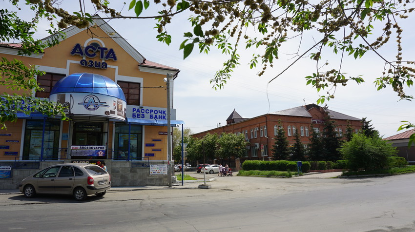 На улице Советской.