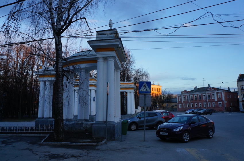 Пропилеи центрального входа