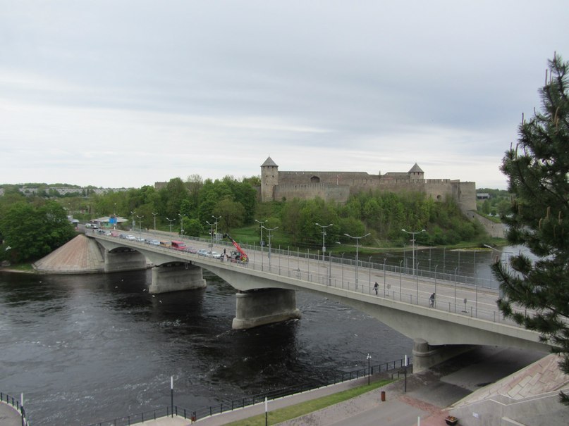 Мост соединяющий Нарву и Ивангород, другой ракурс
