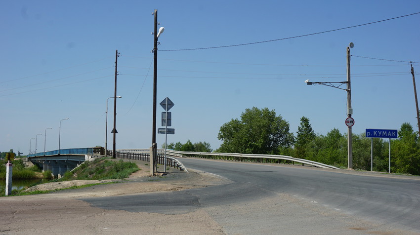 Автомобильный мост через реку Кумак.