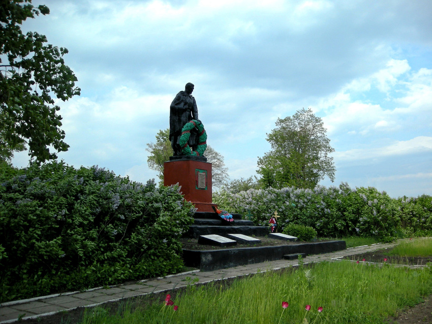 Братская могила 345 советских воинов