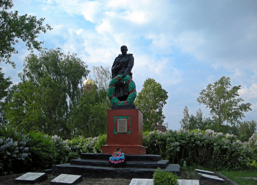 Памятник на братской могиле 345 советских воинов