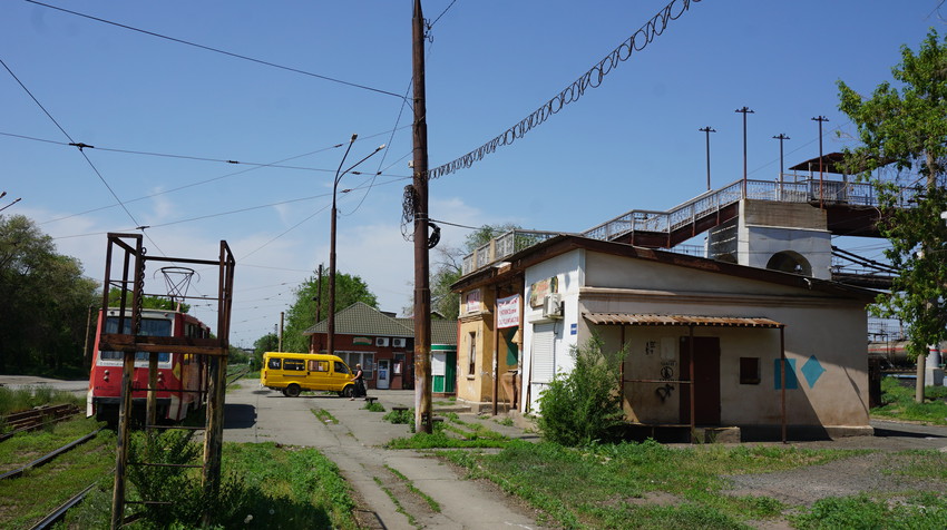 Пешеходный мост и здание магазина.