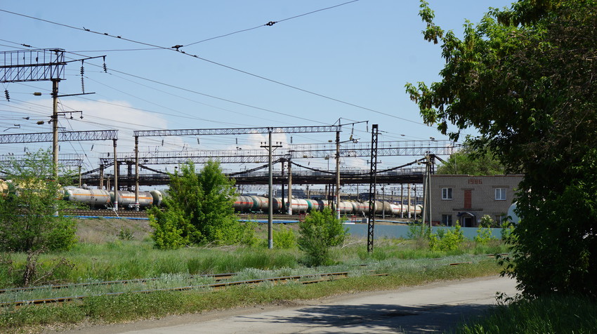 Вид на пешеходный мост издалека.