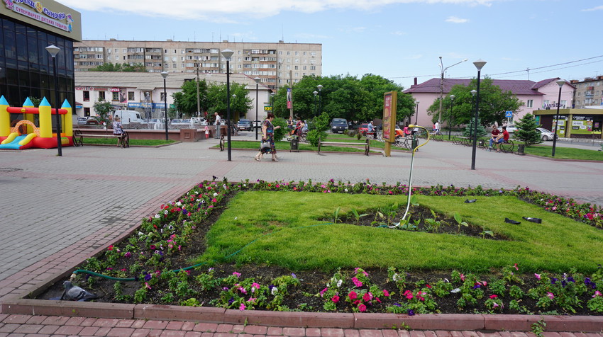 Перед универмагом.