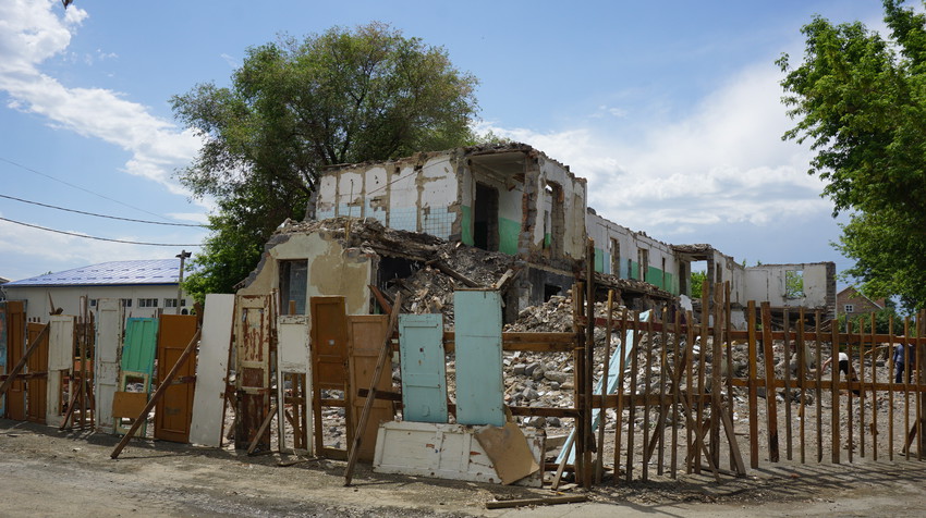 Разрушение бараков.