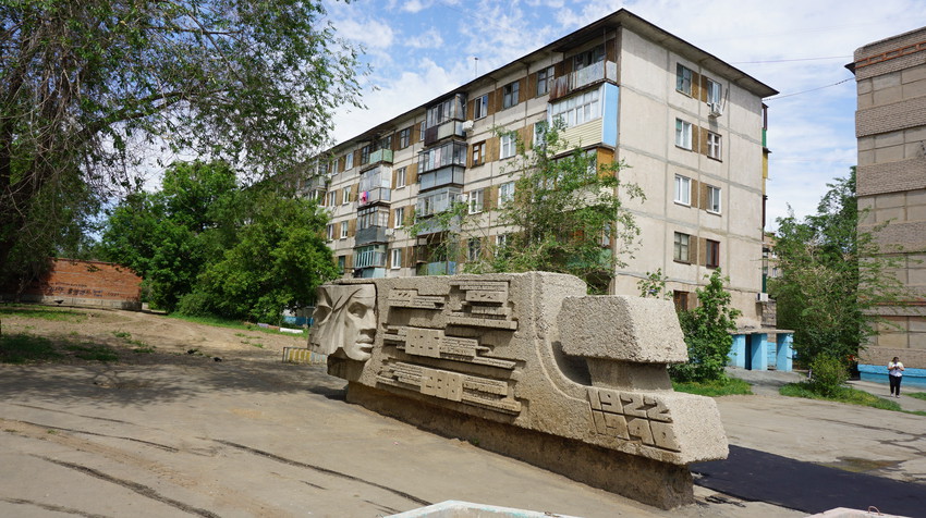 Стела за каждый орден Комсомолу.