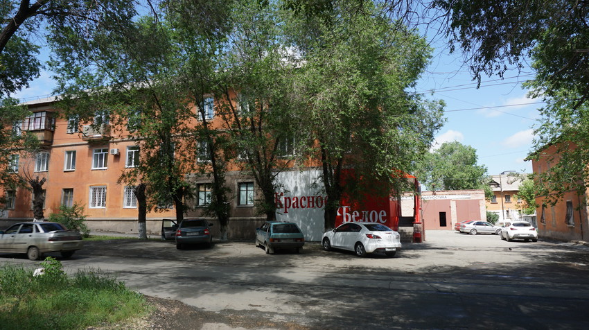 На улице Московской.