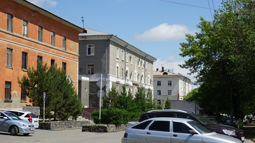 На улице Чернышева.