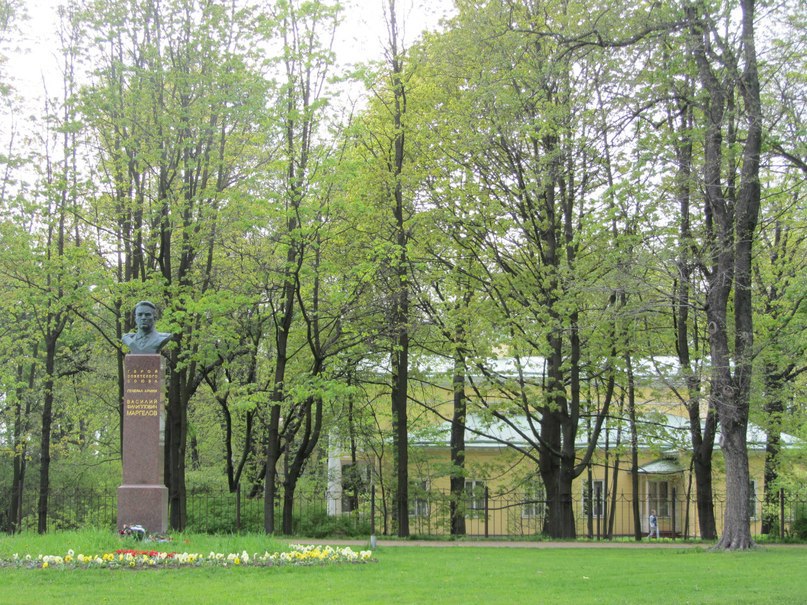 Памятник Маргелову, другой ракурс