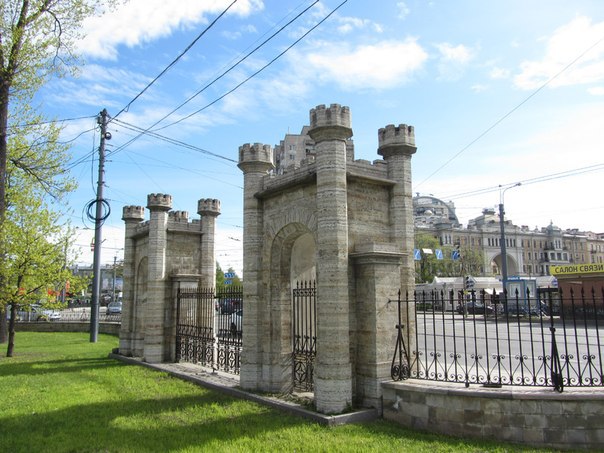 Готические ворота-башни у метро Черная речка