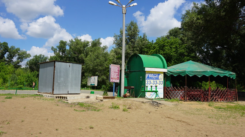 При пляже торговая палатка.