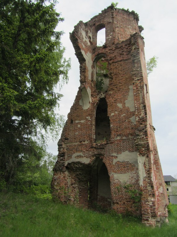Башня  Дибича в Старом Гарколово, другой ракурс
