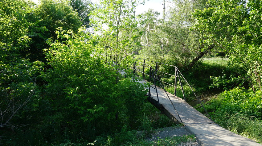 Пешеходный мостик через речку Казак-Чехан...