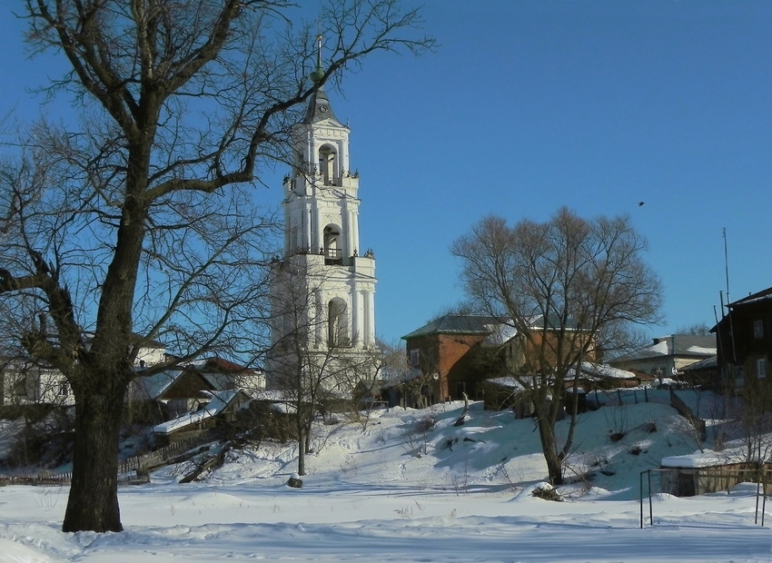 Нерехта. Зимний вид на колокольню Казанского собора.
