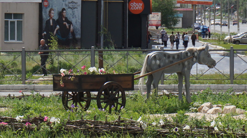 На виду у всех...Типа памятника.
