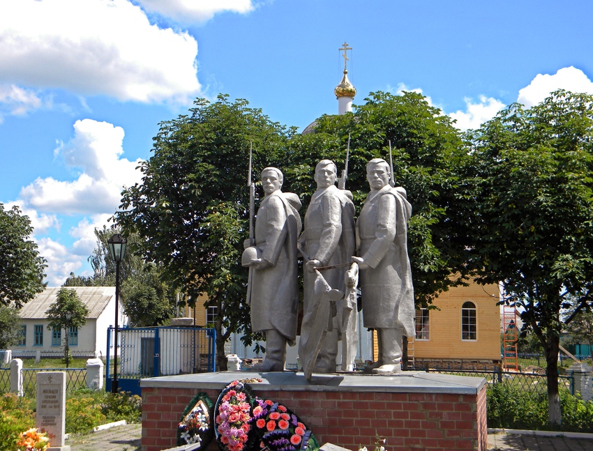 Братская могила 640 советских воинов
